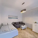 Quiet Cabin In City Center
