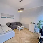 Quiet Cabin In City Center