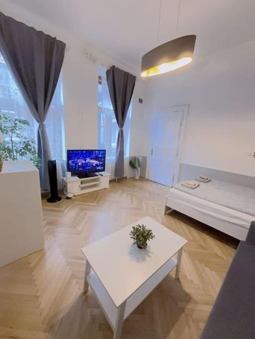 Quiet In Center Apartman